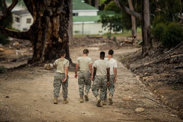 Soldats marchant dans le camp d'entraînement