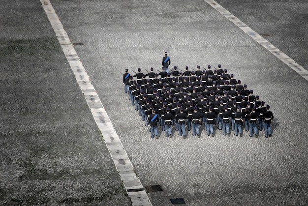 Soldats marchant sur la route