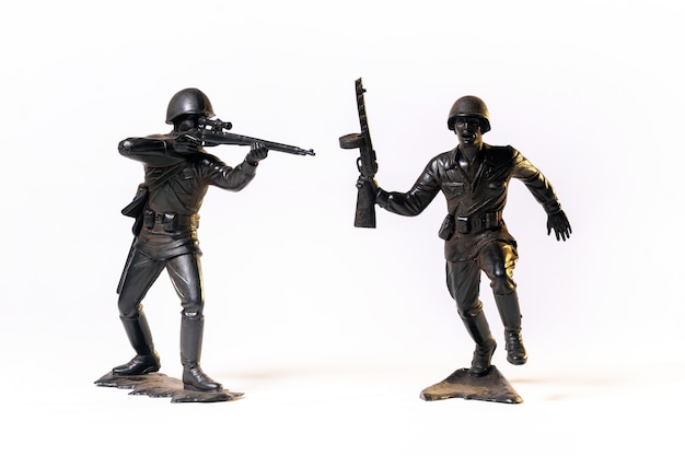 Soldats noirs jouets vintage isolés sur une surface blanche