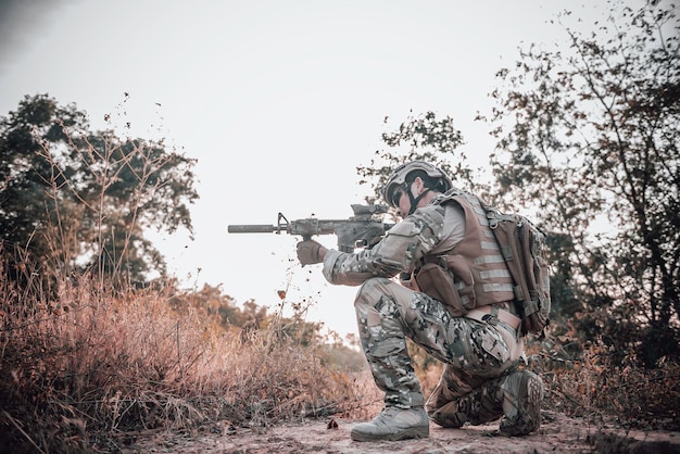 Les soldats ont pointé une arme sur l'ennemiselective focus