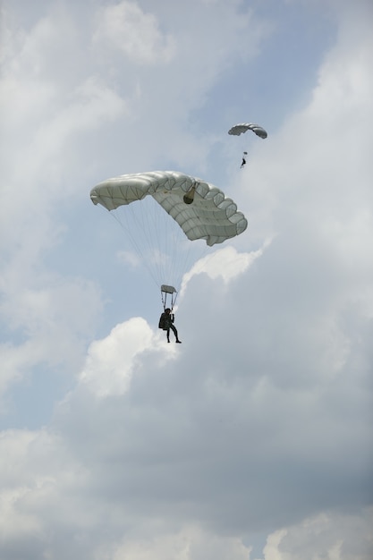 Soldats parachutistes