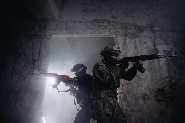 Des soldats ukrainiens sur le champ de bataille Les forces spéciales effectuent une reconnaissance sur le territoire ennemi