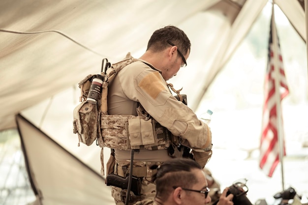 Photo des soldats en uniforme de camouflage préparent une opération dans le camp.