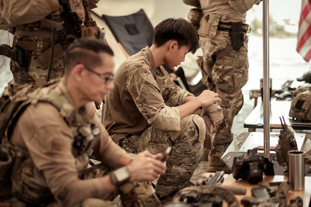 Photo des soldats en uniforme de camouflage préparent une opération dans le camp.