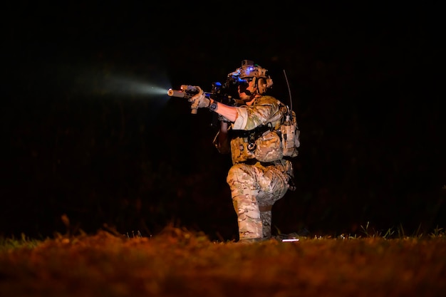 Photo des soldats en uniforme de camouflage visant avec leurs fusils.