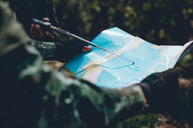 Photo les soldats utilisent la radio et utilisent la carte pour la communication entre les opérations militaires dans la forêt frontalière guardian