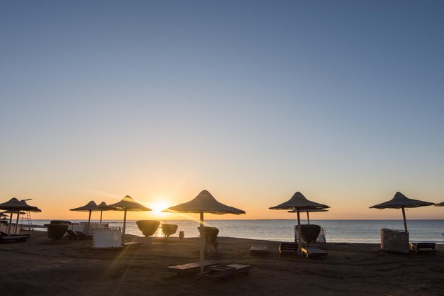 Soleil brillant et ciel bleu le matin à la plage en vacances