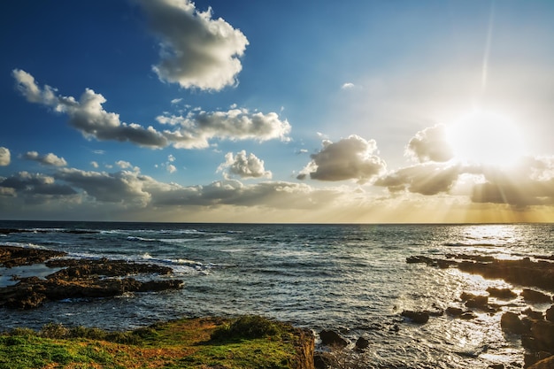 Soleil brillant sur la mer au coucher du soleil