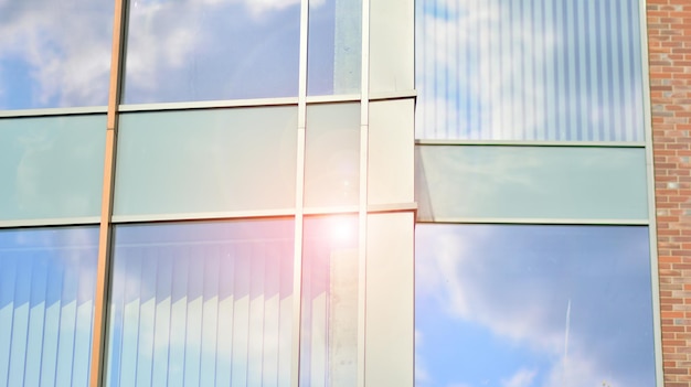 Le soleil brille sur le bâtiment