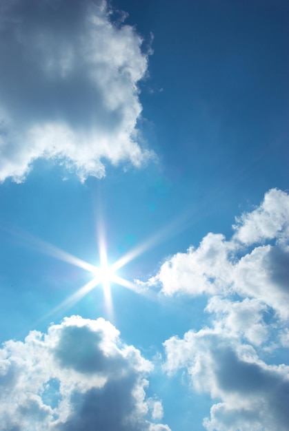 Le soleil brille dans le ciel bleu et le beau nuage