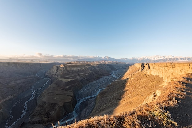 Le soleil brille sur le grand canyon xinjiang Chine