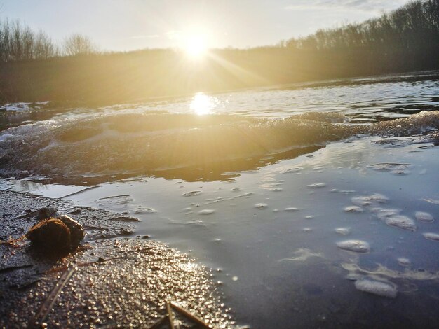 Photo le soleil brille sur la mer