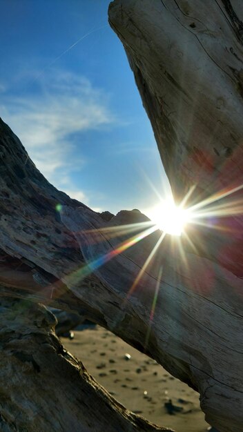 Photo le soleil brille sur la montagne