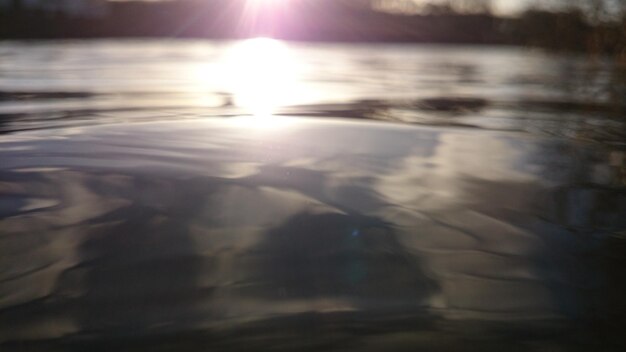 Photo le soleil brille sur la rivière