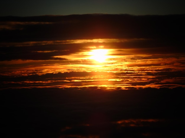 Photo le soleil brille à travers les nuages au coucher du soleil