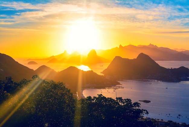 Photo le soleil brille à travers les nuages au-dessus des montagnes