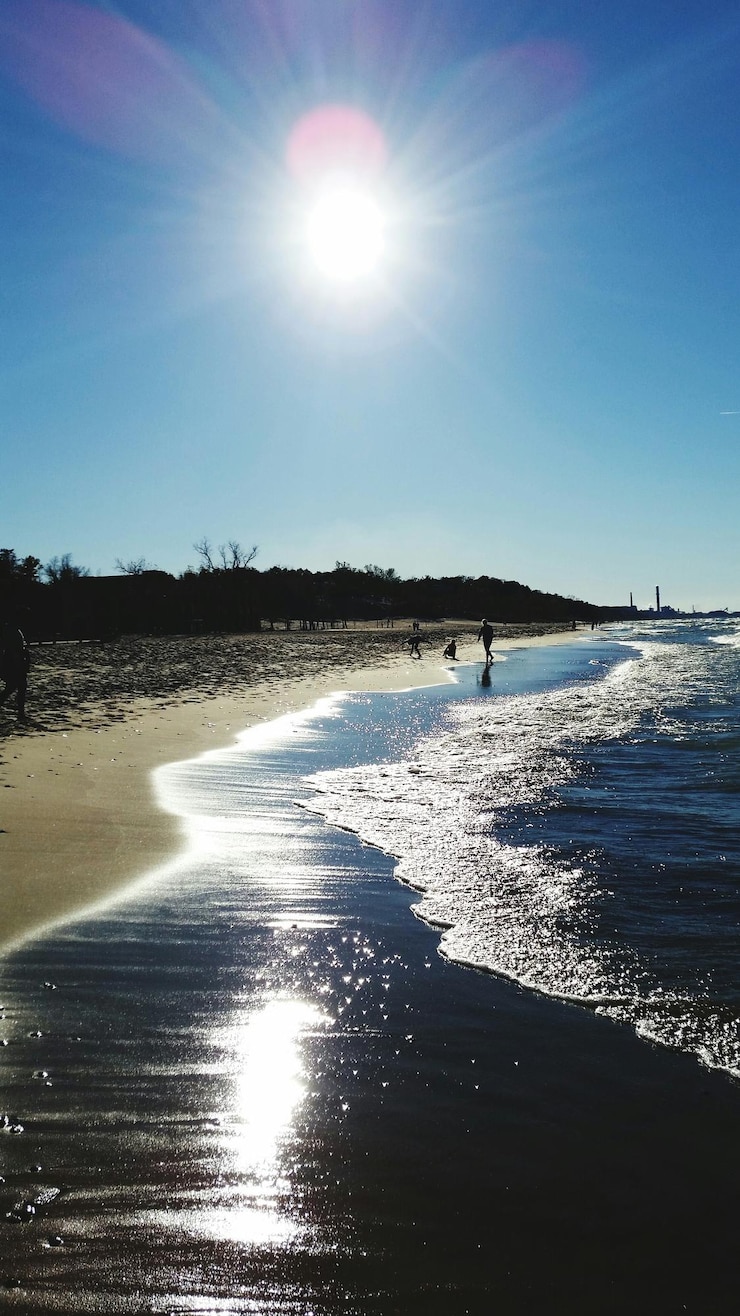 Photo le soleil brille à travers les nuages sur la mer