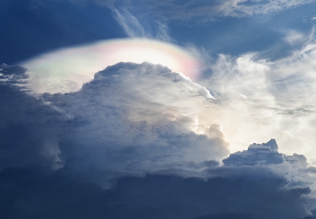 Soleil brille à travers les nuages ​​de pluie, avant est devenu pluie torrentielle.