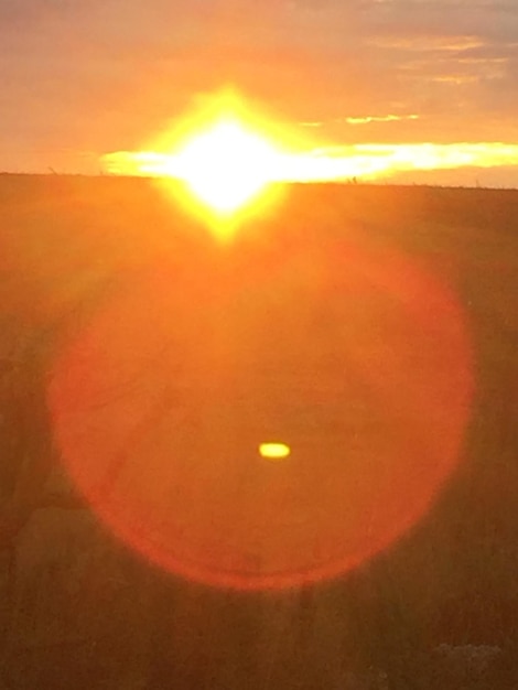 Photo le soleil brille à travers les nuages