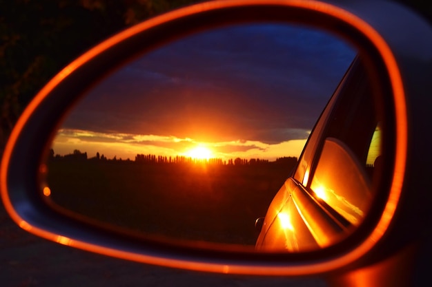 Photo le soleil brille à travers les nuages