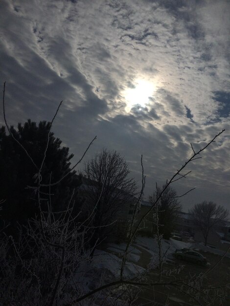 Photo le soleil brille à travers les nuages