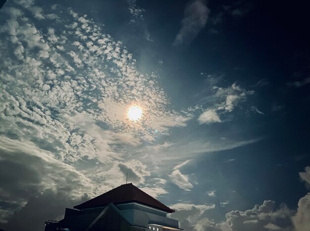 Le soleil brille à travers les nuages