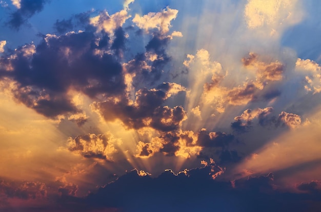 Le soleil brille à travers les nuages