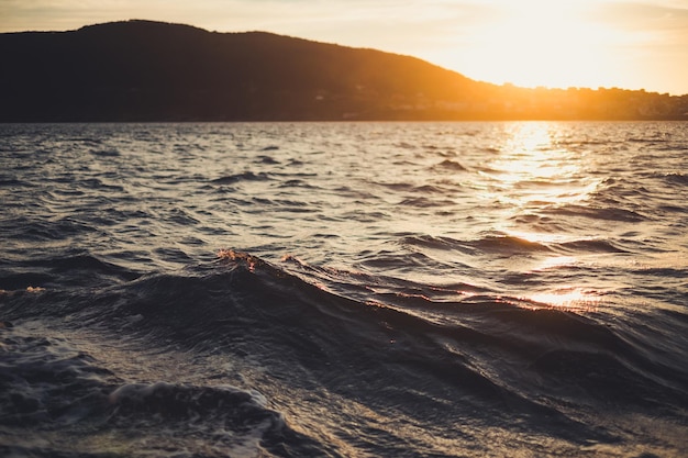 le soleil brille sur les vagues