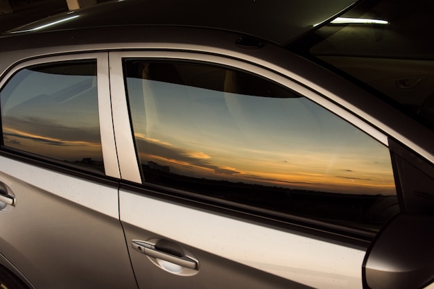 Le soleil brille avec la voiture.