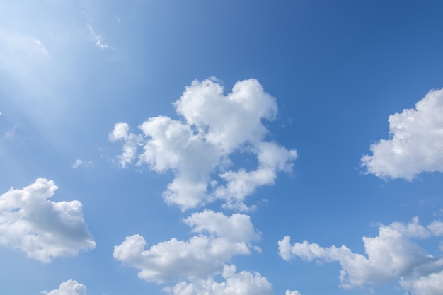 Soleil, ciel bleu et nuages.