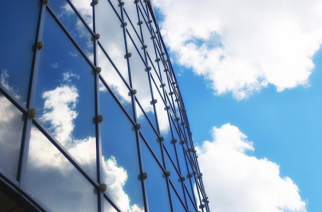 Le soleil et le ciel dans un bâtiment de verre