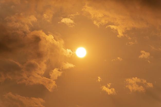 Soleil sur ciel jaune