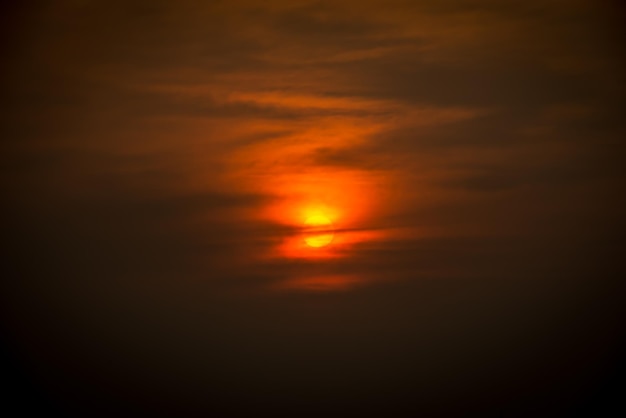 Soleil sur le ciel avec un nuage doux au coucher du soleil