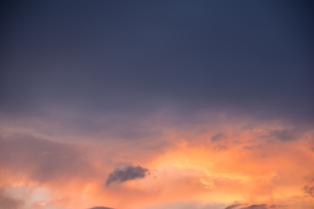 Soleil, ciel et nuages ​​Dans la soirée