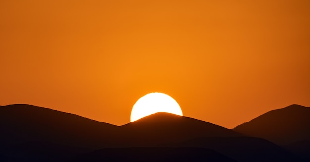 Soleil couchant sur la montagne