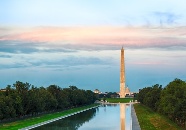 Soleil couchant sur le monument de Washington reflétant