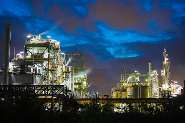 Soleil crépusculaire nuage bleu scène de l'usine de raffinerie de pétrole et de l'huile de colonne de la tour de la pétrochimie