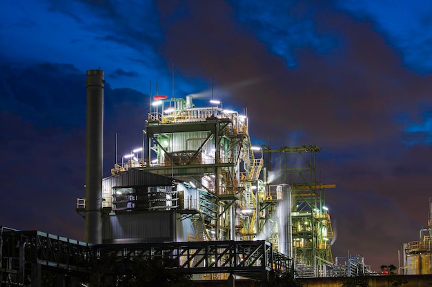 Soleil crépusculaire nuage bleu scène de l'usine de raffinerie de pétrole et de l'huile de colonne de la tour de la pétrochimie