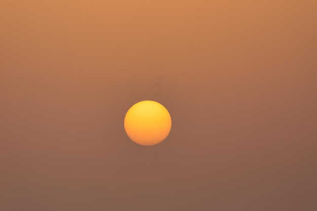 Le soleil dans les tempêtes solaires Résumé fond naturel