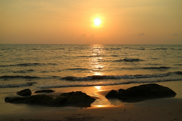 Soleil doré se couchant sur la mer ondée de la Thaïlande