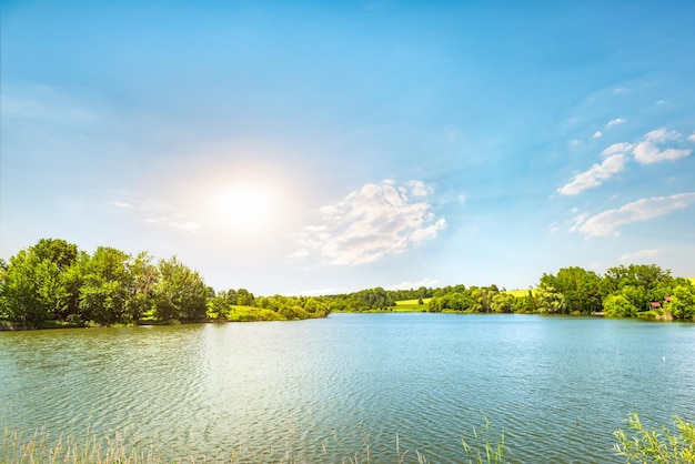 Soleil du matin brillant sur la rivière en été