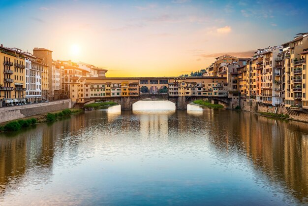Soleil du matin sur le pont Vecchio à Florence