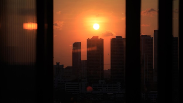 Photo soleil du soir, capitale, coucher de soleil sur le sommet d'un bâtiment