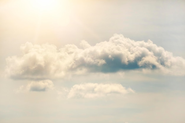 Soleil éclatant sur le ciel avec fond de nuages blancs moelleux