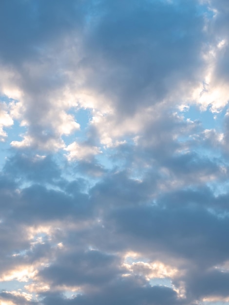 Soleil éclatant dans un ciel bleu avec des nuages sombres