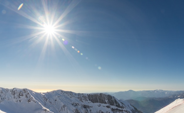 Soleil éclatant sur les montagnes du Caucase couvertes de neige dans la station de ski de Sotchi, en Russie.