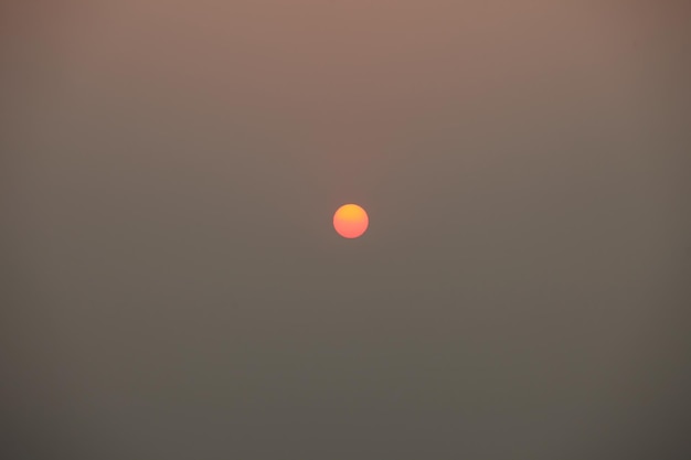 Le soleil est enveloppé de brouillard