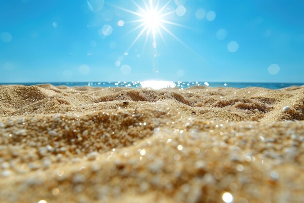 Le soleil de l'été sur le ciel et le sable de la plage