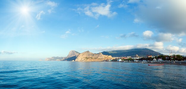 Soleil d'été matin côte rocheuse et forteresse génoise (ville de Sudak, Crimée, Ukraine).