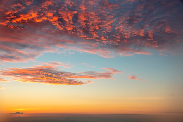 Soleil levant ciel bleu avec nuage orange le matin